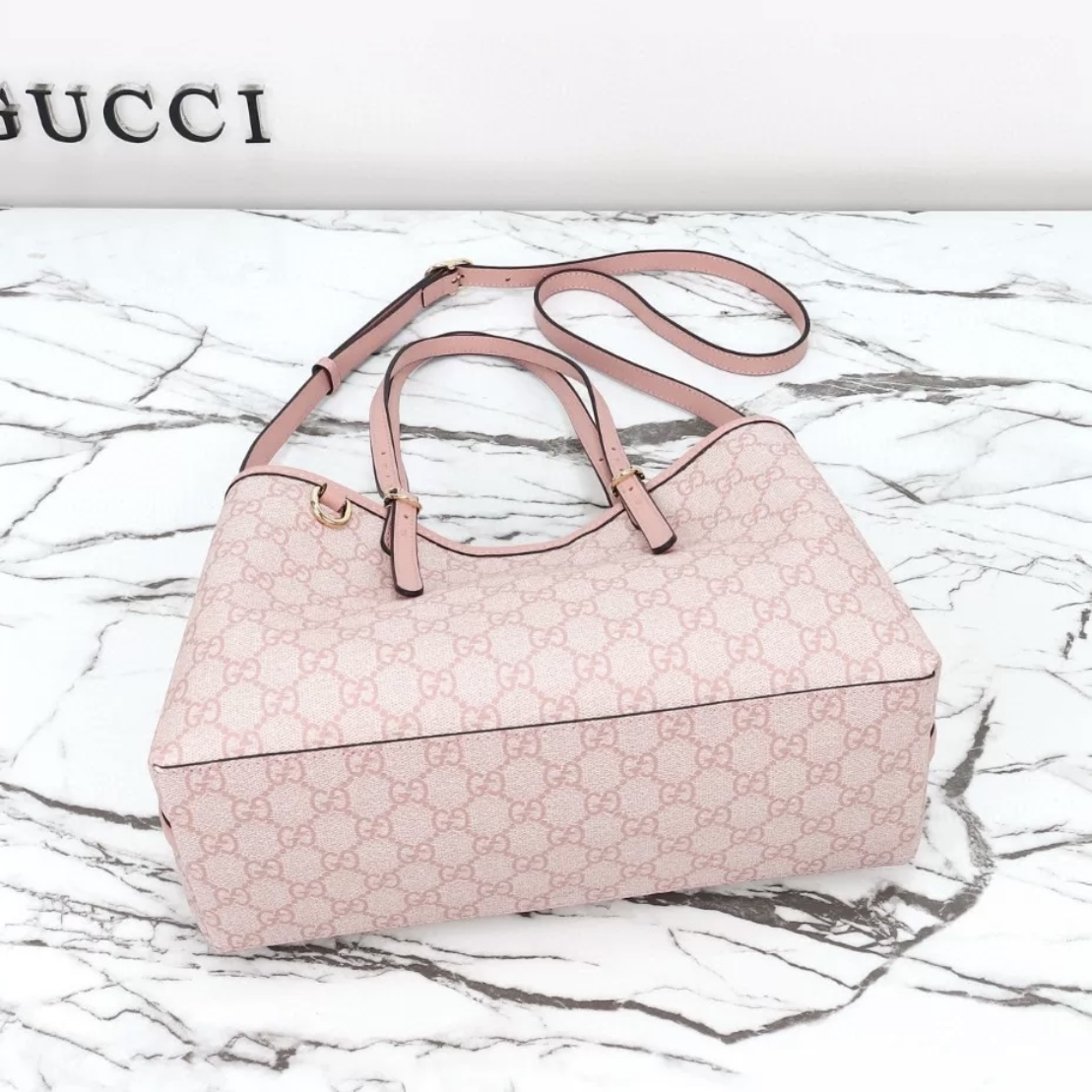 Screenshot GUCCI Emblem Small Tote Bag - 图片 4