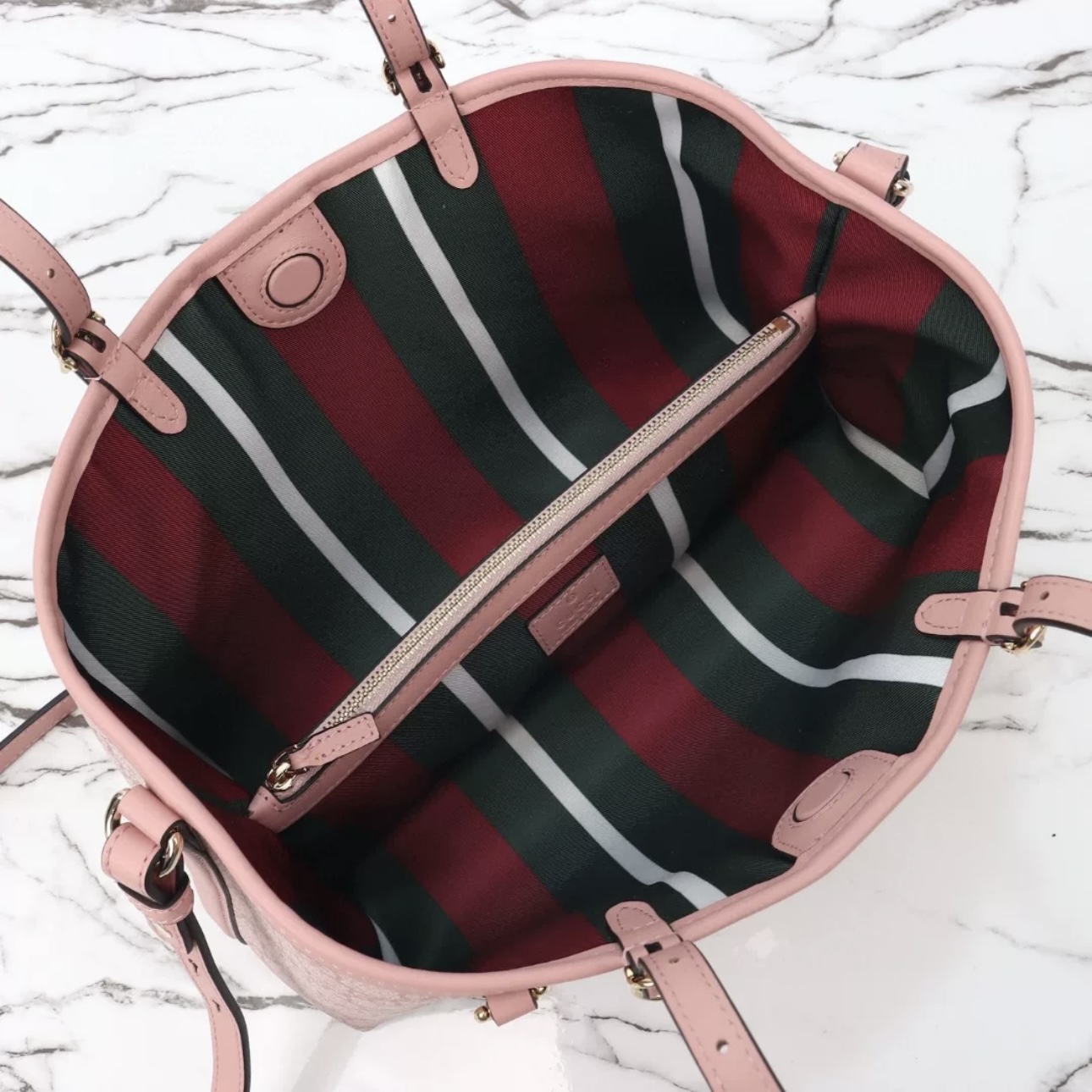 Screenshot GUCCI Emblem Small Tote Bag - 图片 5