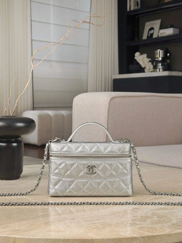 CHANEL 25P Vanity with chain – silver