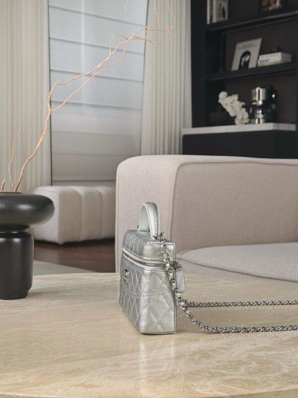 CHANEL 25P Vanity with chain – silver