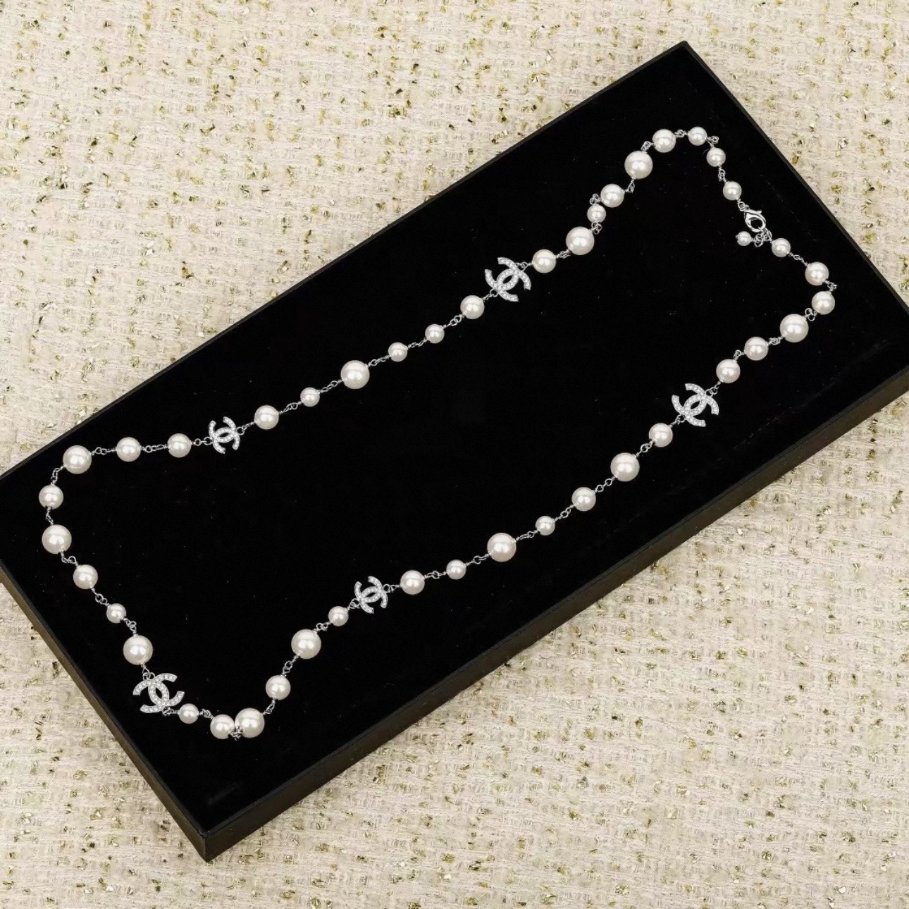 Screenshot CHANEL Necklace Metal, Glass & Strass Silver & Pearly White - 图片 3