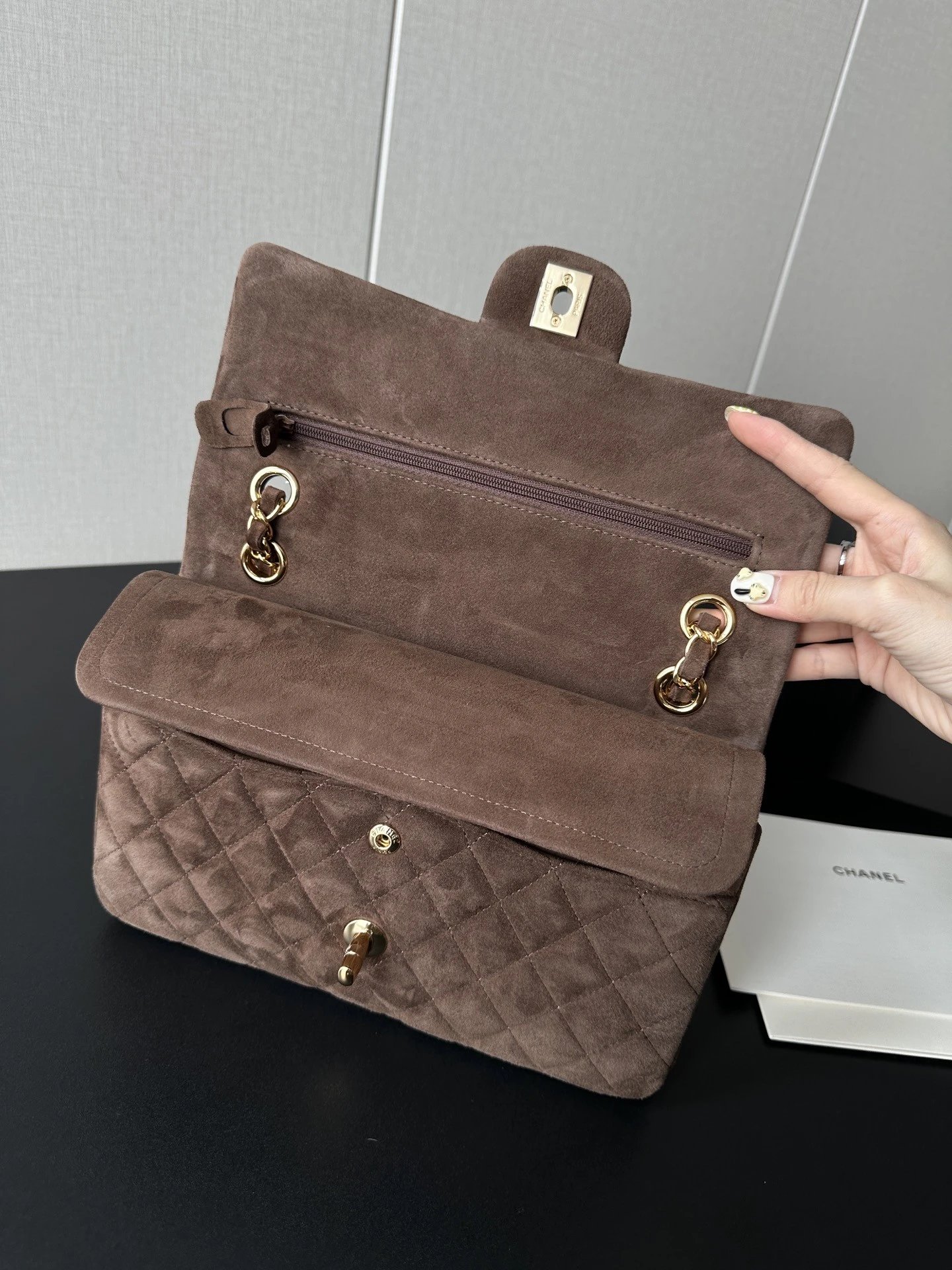 IMG_5475 CHANEL Vintage Classique Flap Medium Handbag Suede Leather - 图片 6