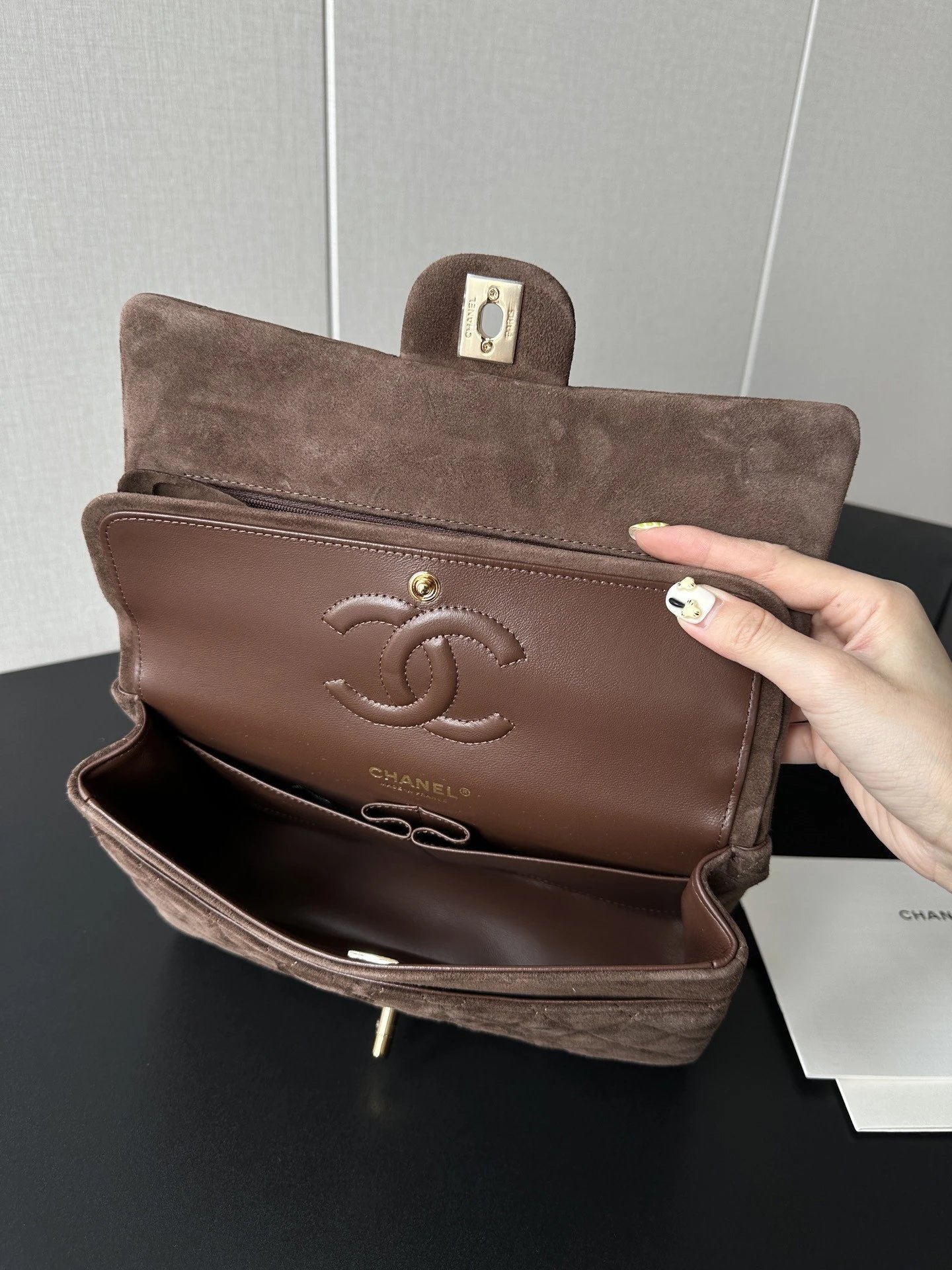 IMG_5476 CHANEL Vintage Classique Flap Medium Handbag Suede Leather - 图片 7