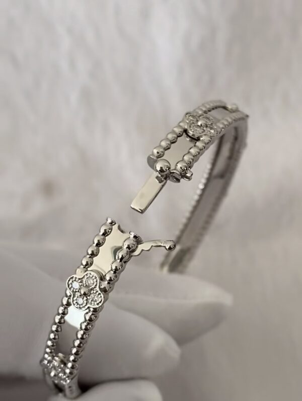 Screenshot VCA Perlee sweet clovers cuff