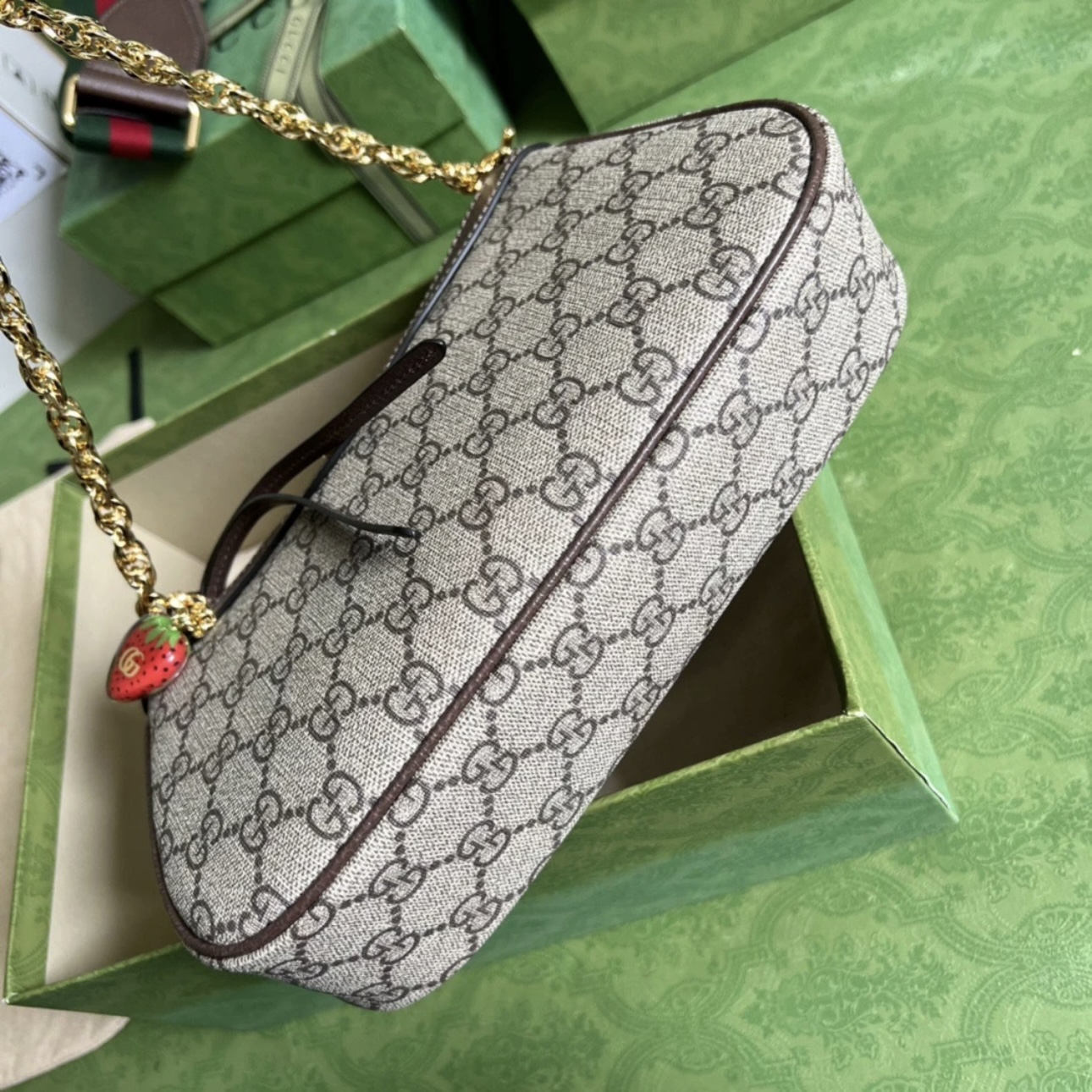 Screenshot GUCCI Ophidia Strawberry Logo Pendant Chain Canvas with Leather Trim Underarm Bag - 图片 6