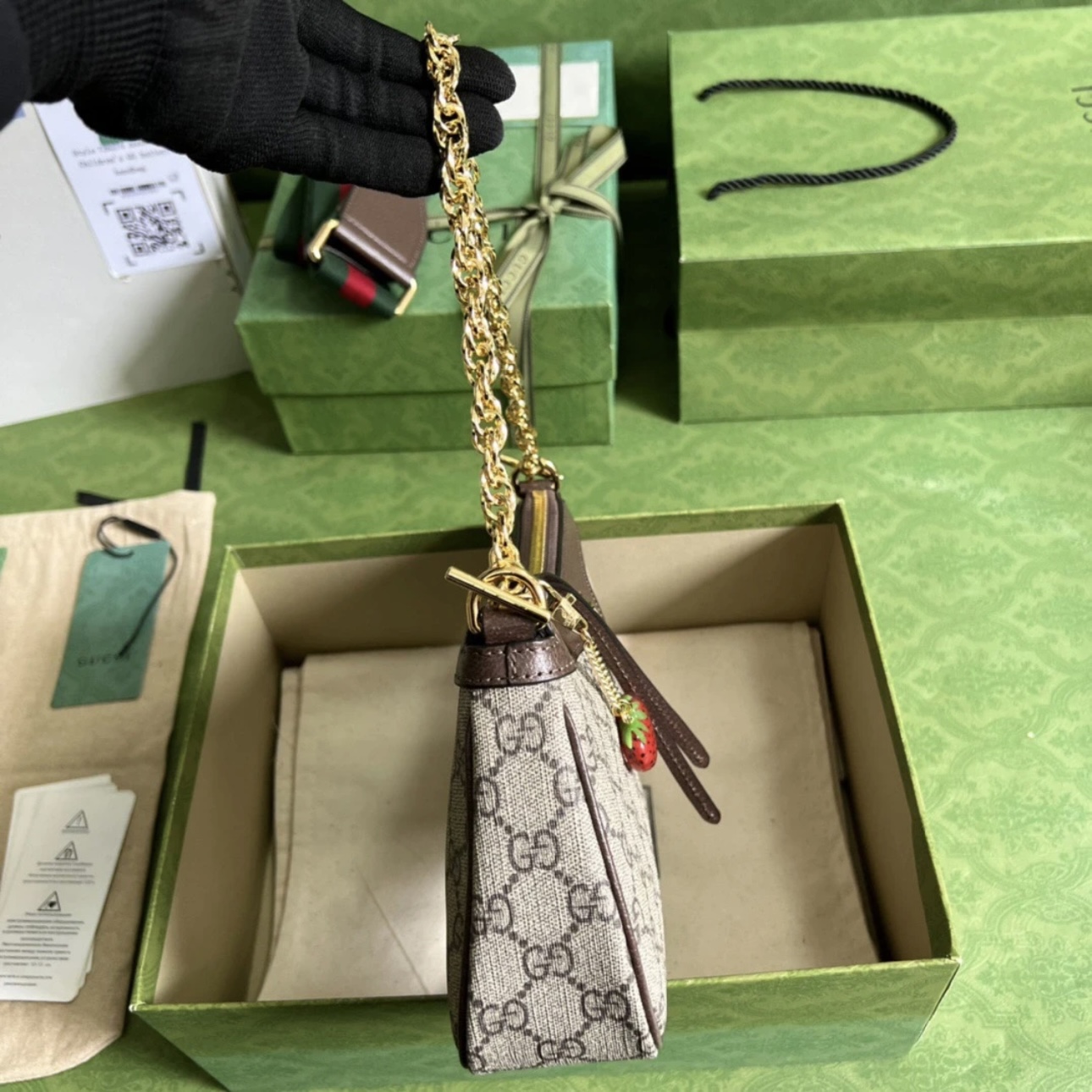 Screenshot GUCCI Ophidia Strawberry Logo Pendant Chain Canvas with Leather Trim Underarm Bag - 图片 3