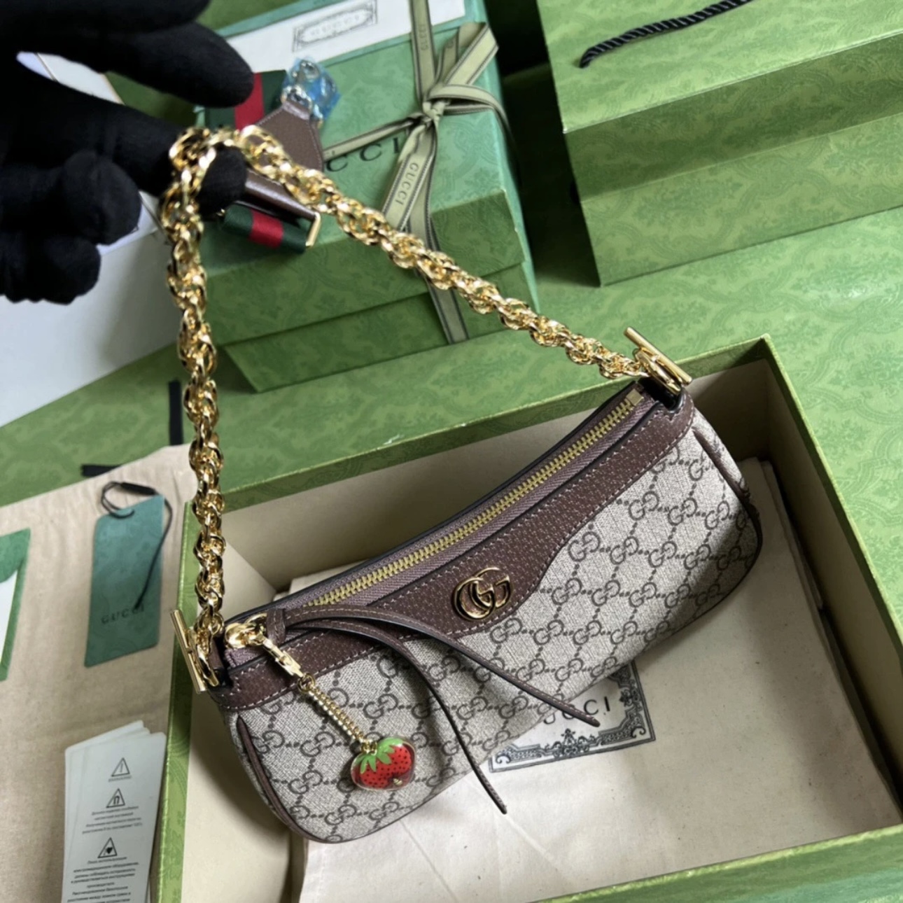 Screenshot GUCCI Ophidia Strawberry Logo Pendant Chain Canvas with Leather Trim Underarm Bag - 图片 5