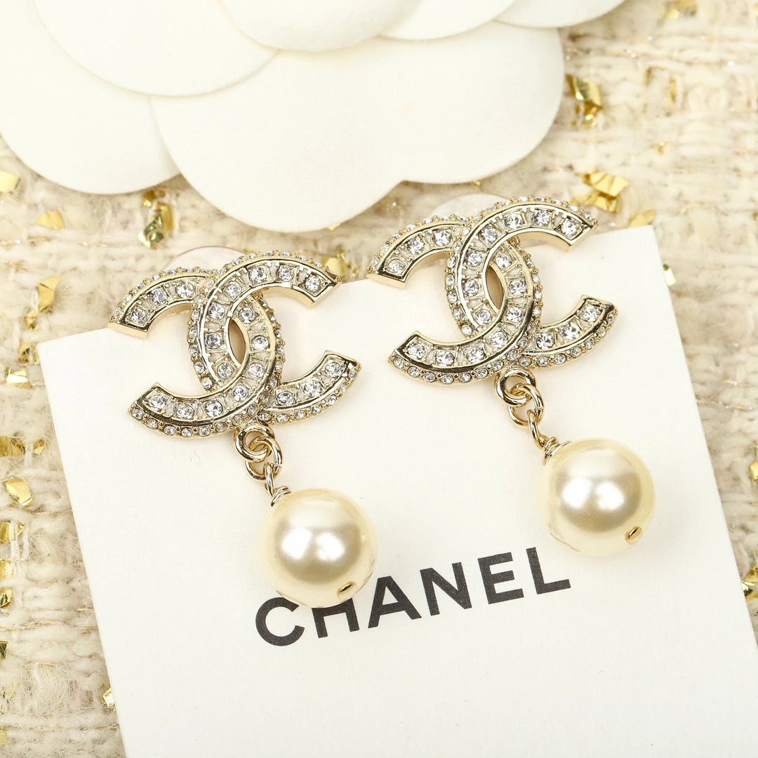 IMG_6477 CHANEL Pale Gold Metal, Crystal And Pearl CC Drop Earrings - 图片 2
