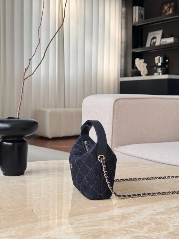 CHANEL Classic Clutch with Chain