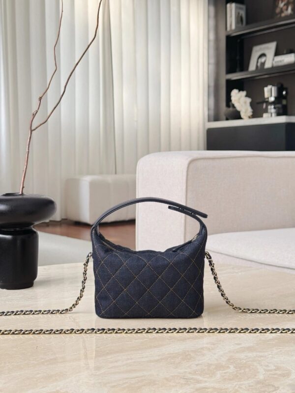 CHANEL Classic Clutch with Chain