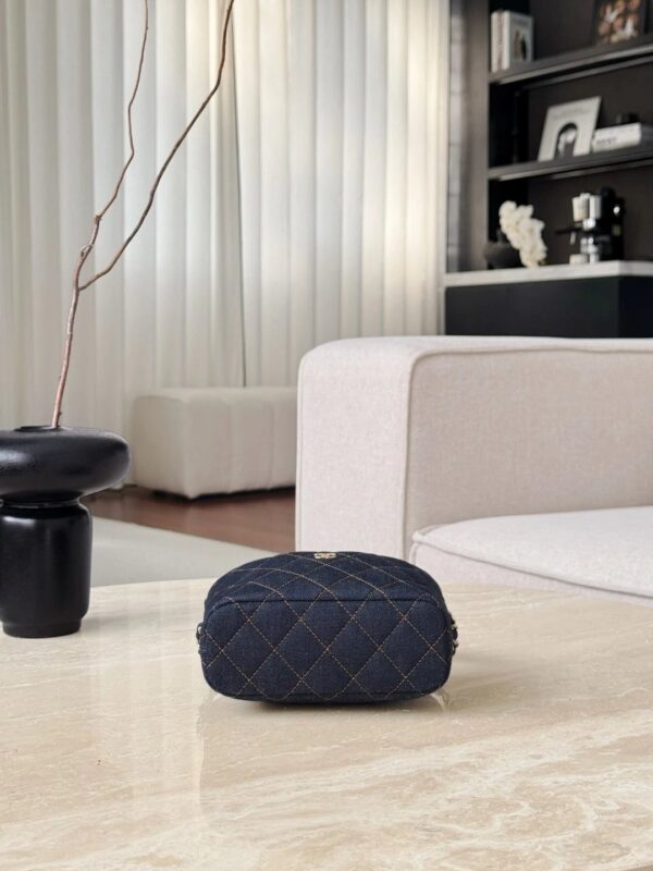 CHANEL Classic Clutch with Chain