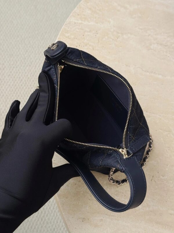 CHANEL Classic Clutch with Chain