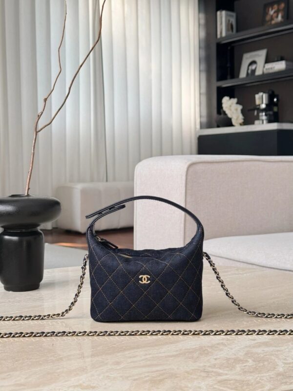 CHANEL Classic Clutch with Chain