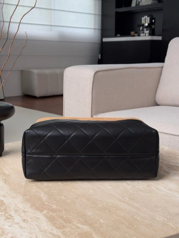 CHANEL Métiers d’art Small Tote