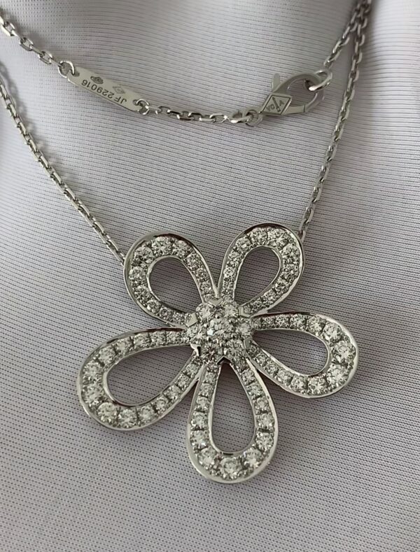 Screenshot VCA Flowerlace Necklace