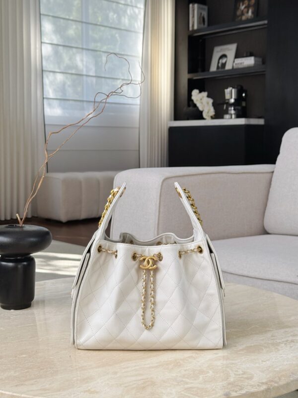 CHANEL 25P Hobo Bag Caviar leather In White