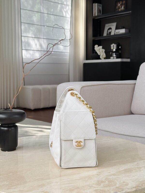 CHANEL 25P Hobo Bag Caviar leather In White
