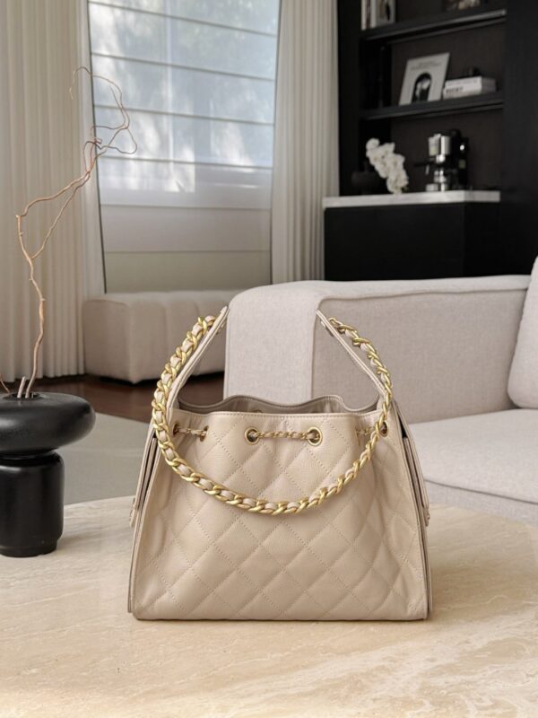 CHANEL 25A Hobo Bag Caviar leather In Beige