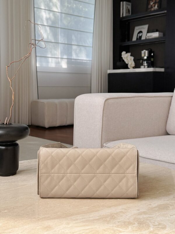 CHANEL 25A Hobo Bag Caviar leather In Beige