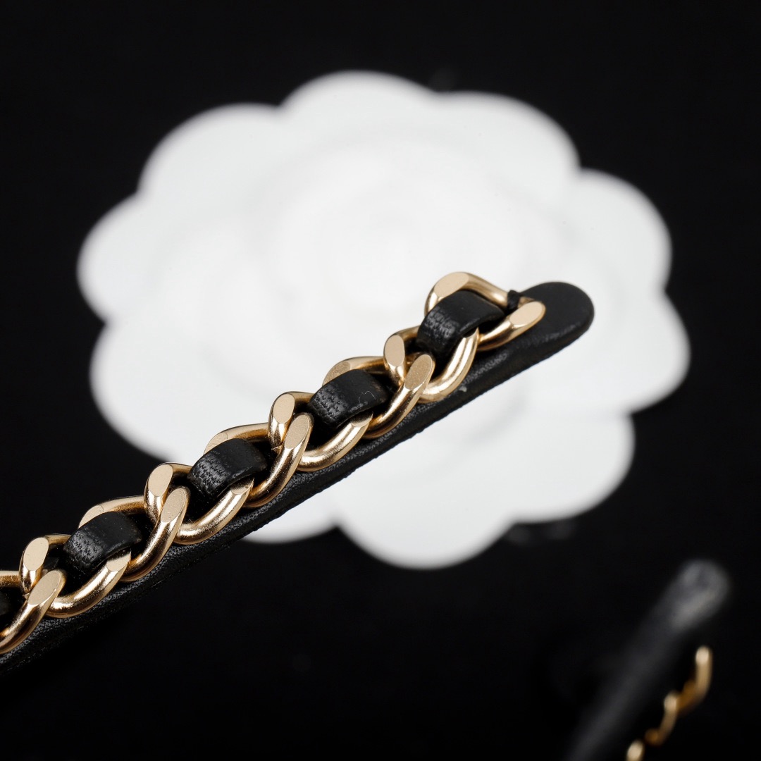 IMG_8725 CHANEL Metal Lambskin CC Turnlock Chain Headband Gold Black - 图片 7