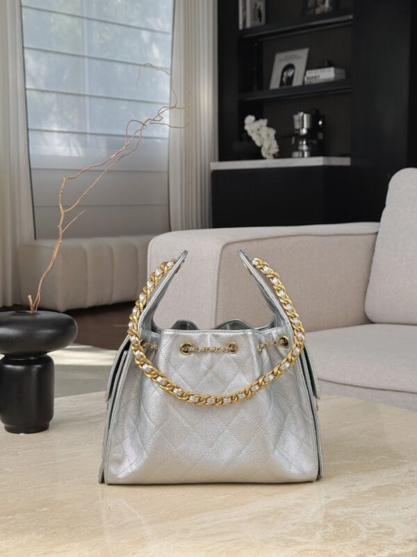CHANEL 25A Hobo Bag Caviar leather In Silver