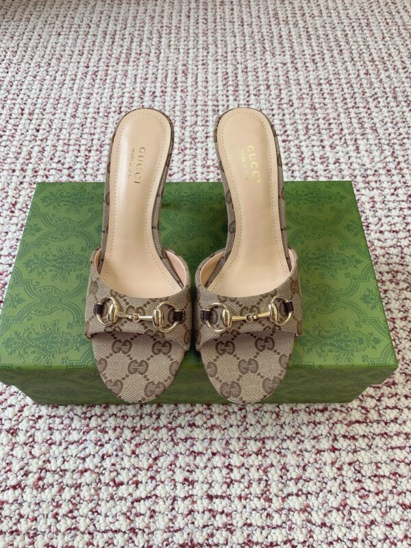 GUCCI Women’s slide sandal with Horsebit beige and brown GG canvas
