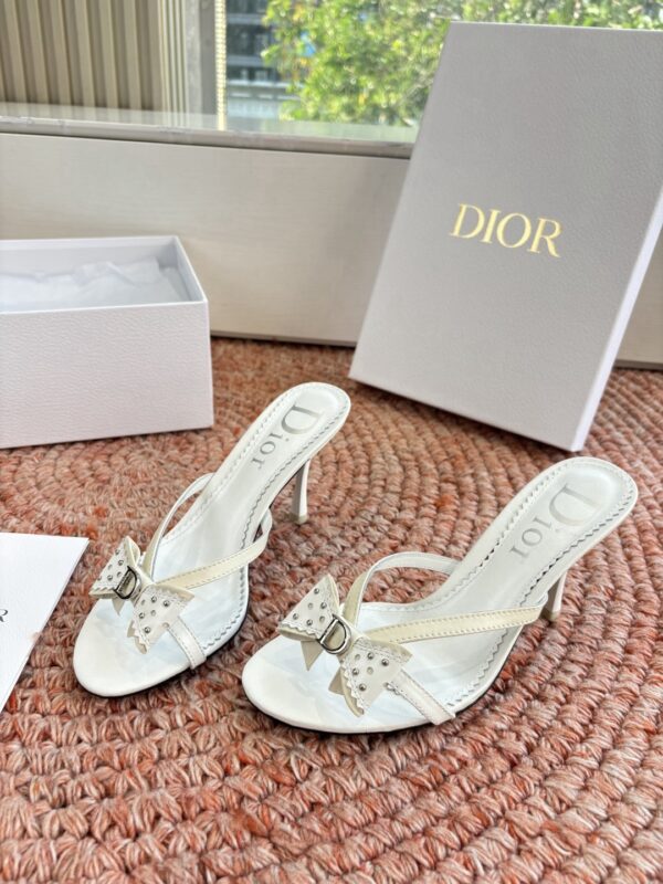 DIOR vintage christian dior 2000s white ‘d’ bow heels