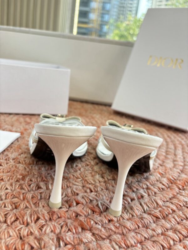 DIOR vintage christian dior 2000s white ‘d’ bow heels