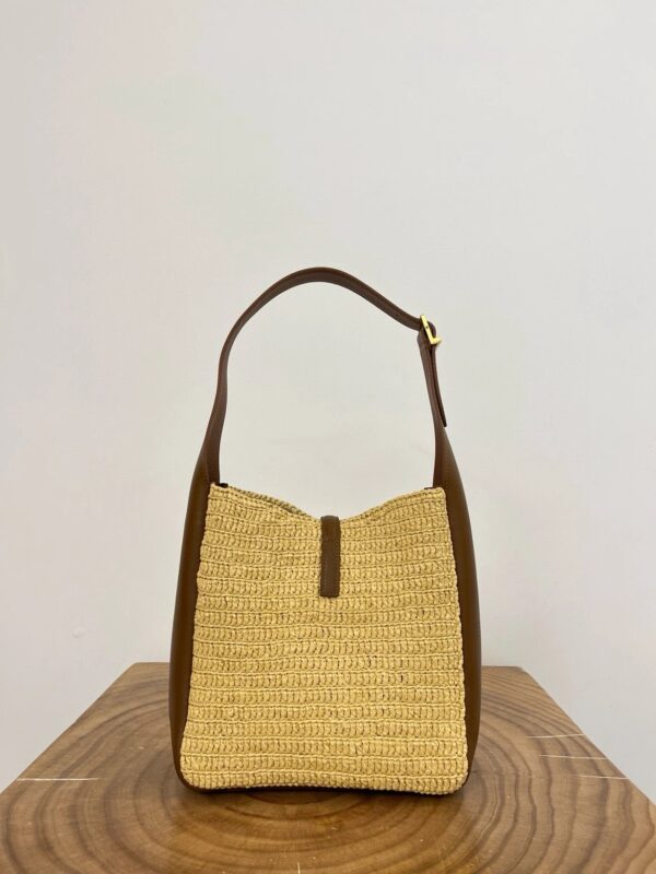 ysl le 5 À 7 supple small in raffia and leather in beige