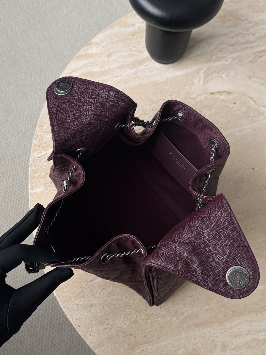 IMG_9432 CHANEL 25 Hobo Bag Caflskin Dark Burgundy With Charcoal Color Hardware - 图片 6