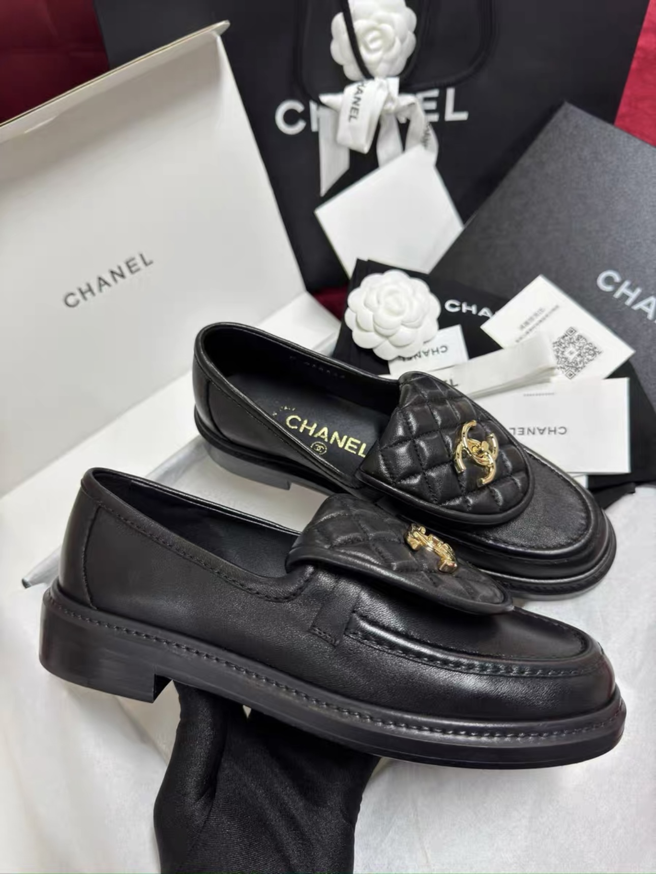 Screenshot CHANEL Lambskin Quilted CC Turnlock Loafers - 图片 3