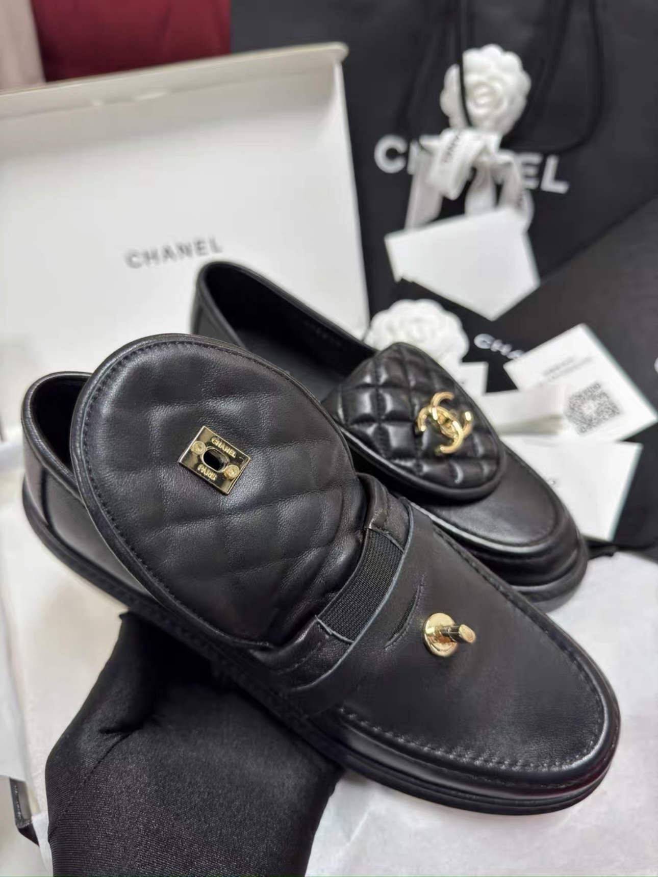 Screenshot CHANEL Lambskin Quilted CC Turnlock Loafers - 图片 4