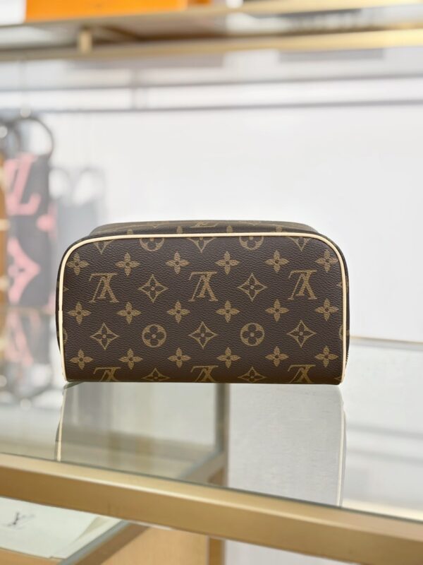 lv toiletry bag m11750