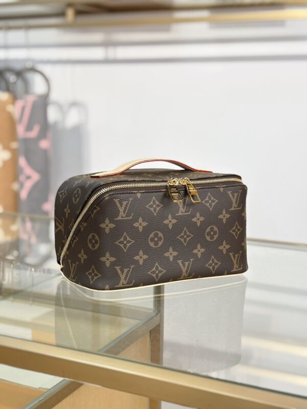 lv toiletry bag m11750