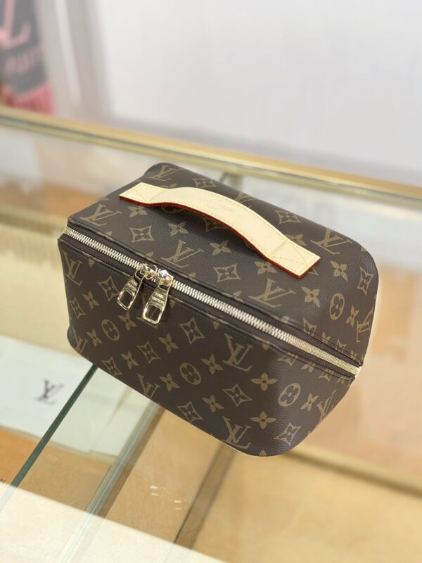 lv toiletry bag m11750