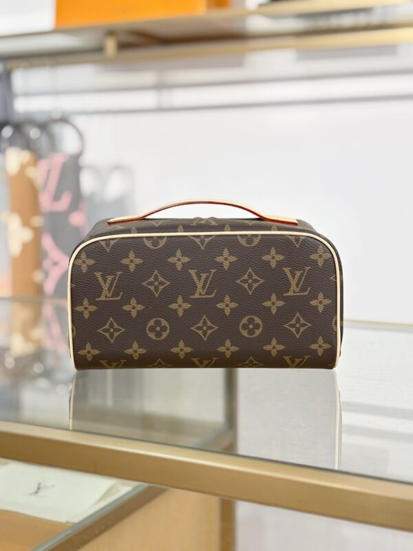 lv toiletry bag m11750