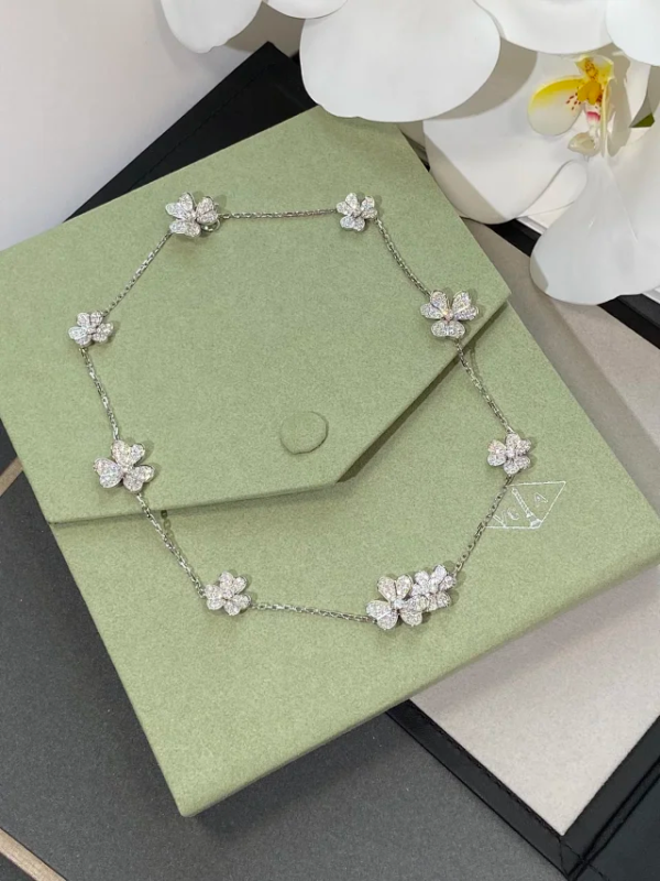 pcitem1699822952-6bad0000018b0e8014d50a23136f_1440_1920.jpg VCA Frivole with full diamonds Series