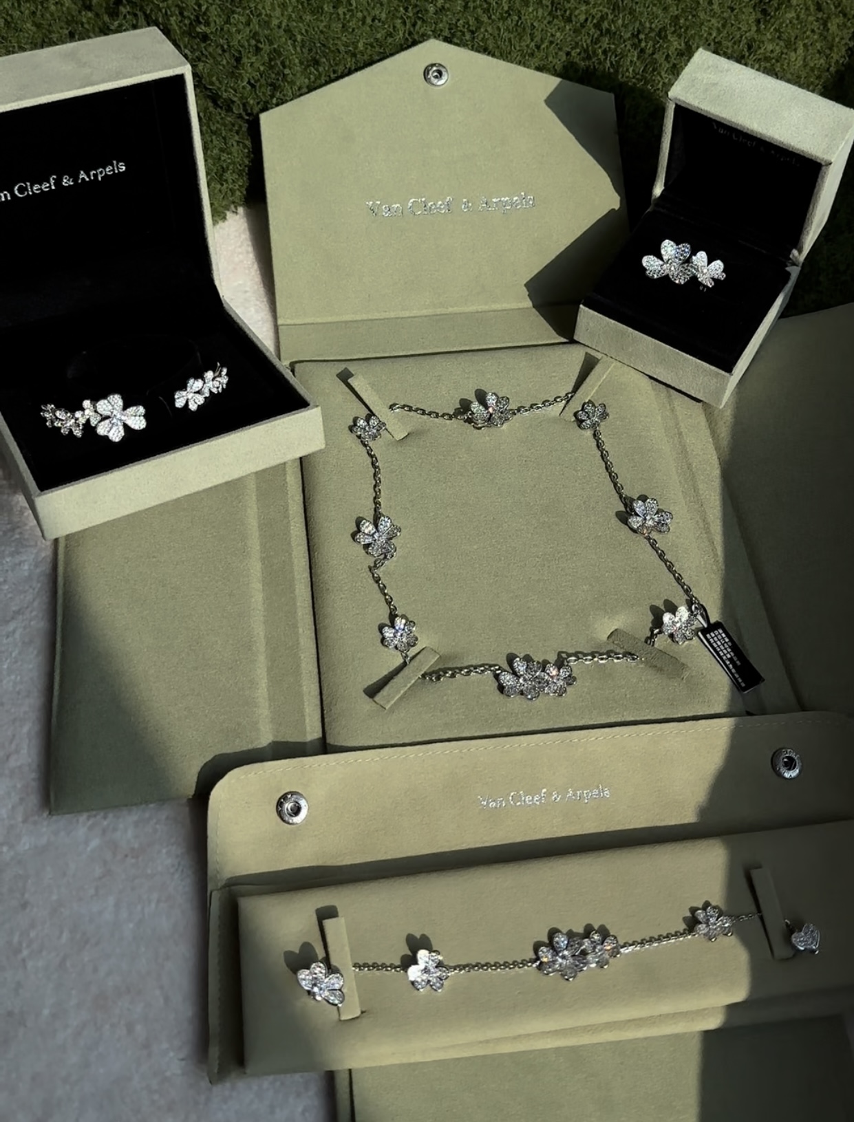 VCA Frivole with full diamonds Series IMG 4802
