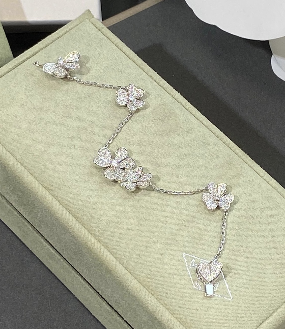 VCA Frivole with full diamonds Series IMG 4836