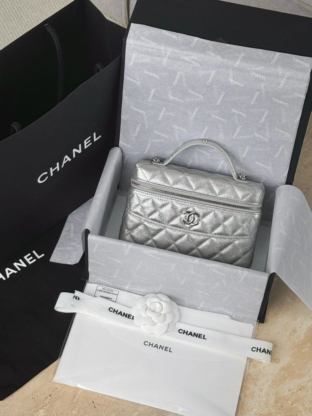 CHANEL 25P Vanity with chain – silver IMG 5317