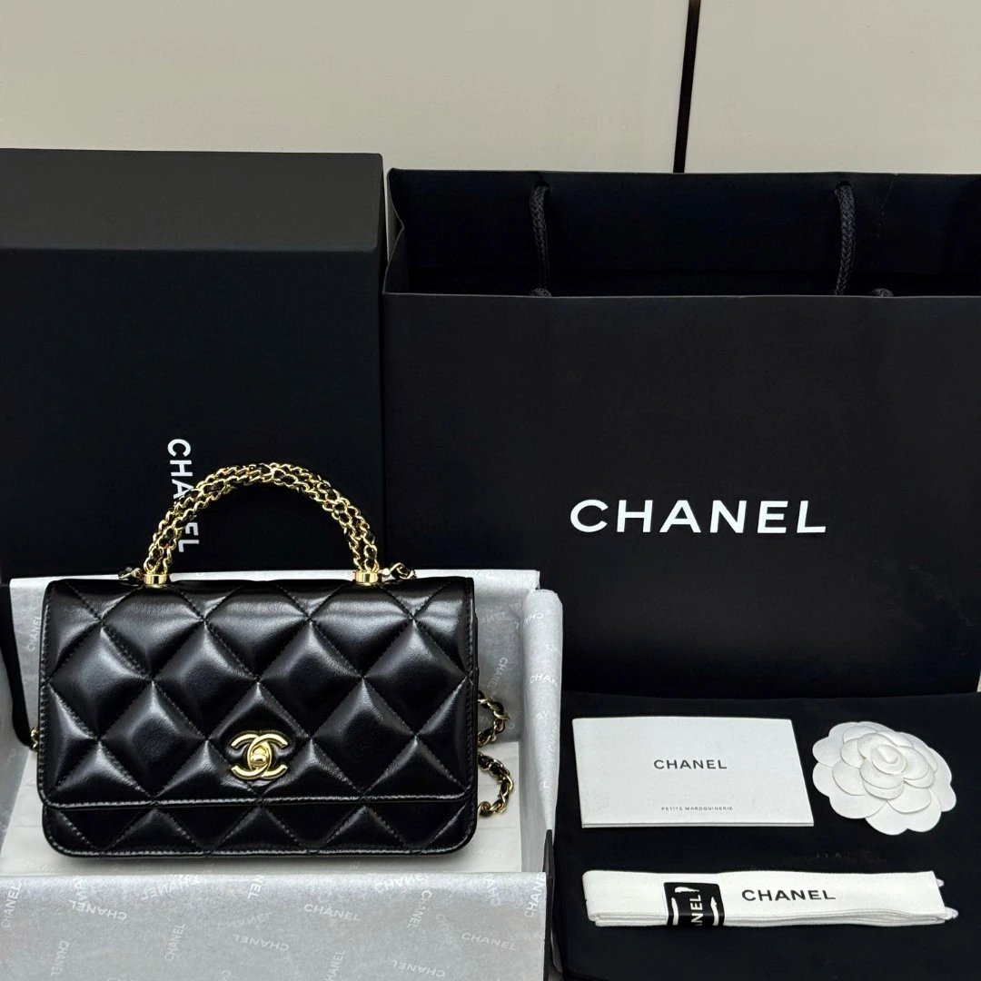 CHANEL Wallet On Chain Shiny Lambskin IMG 9094